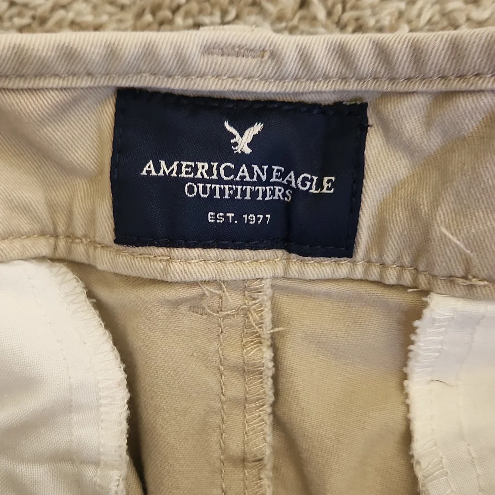 American eagle cream colored shorts Size 6 - Picture 3 of 4